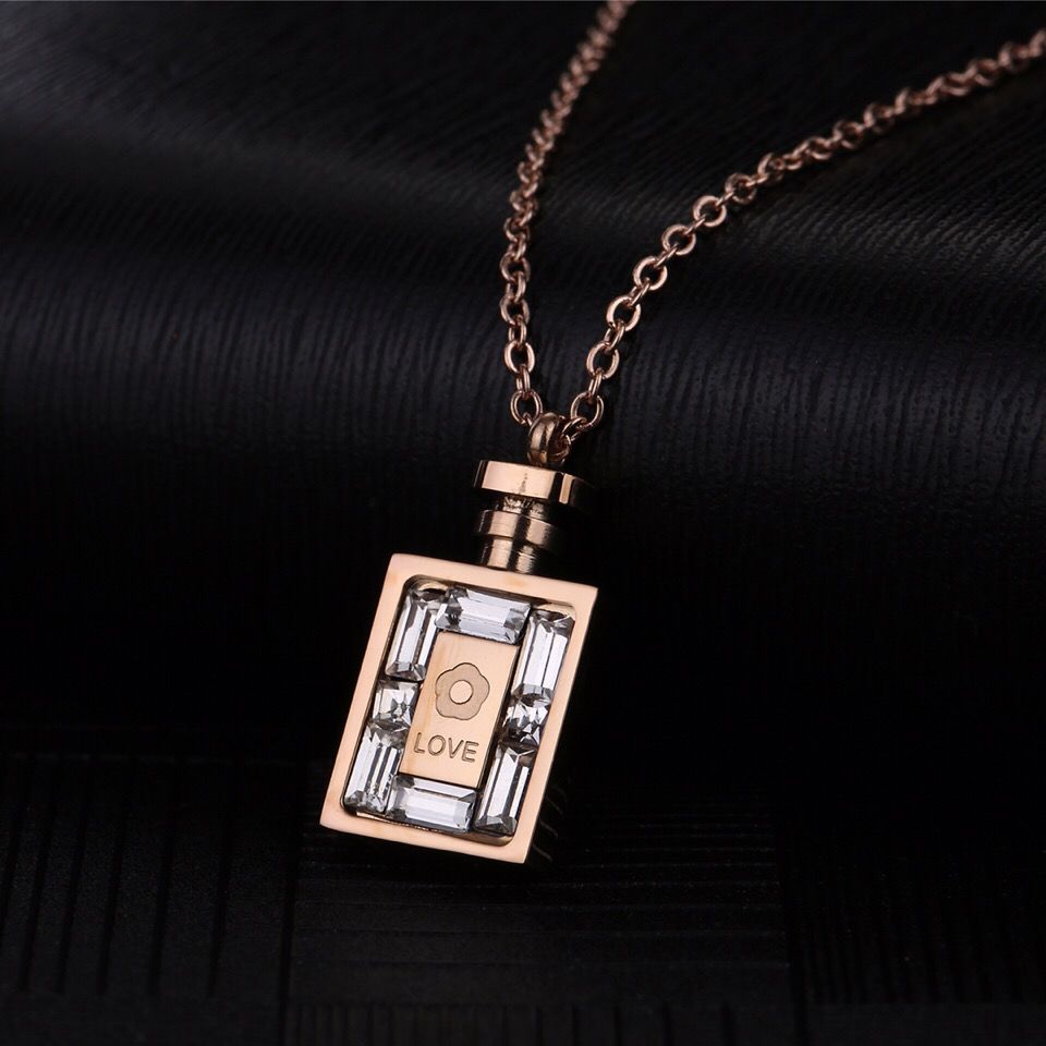 

Fashion designer LOVE letters necklace gold-plated necklaces lady banquet jewelry luxury crystal diamond pendant clavicle chain