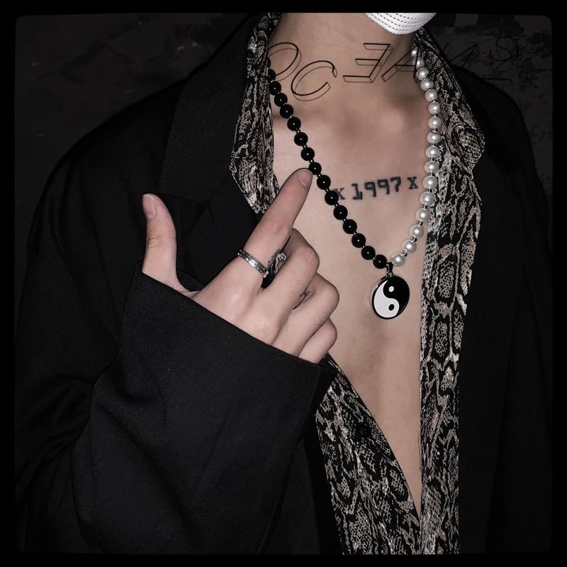 

SexMara 2021 New Punk Hip Hop Personality Yin Yang Black White Pearl Stitching Gossip Necklace For Women Men Girls Party Jewelry