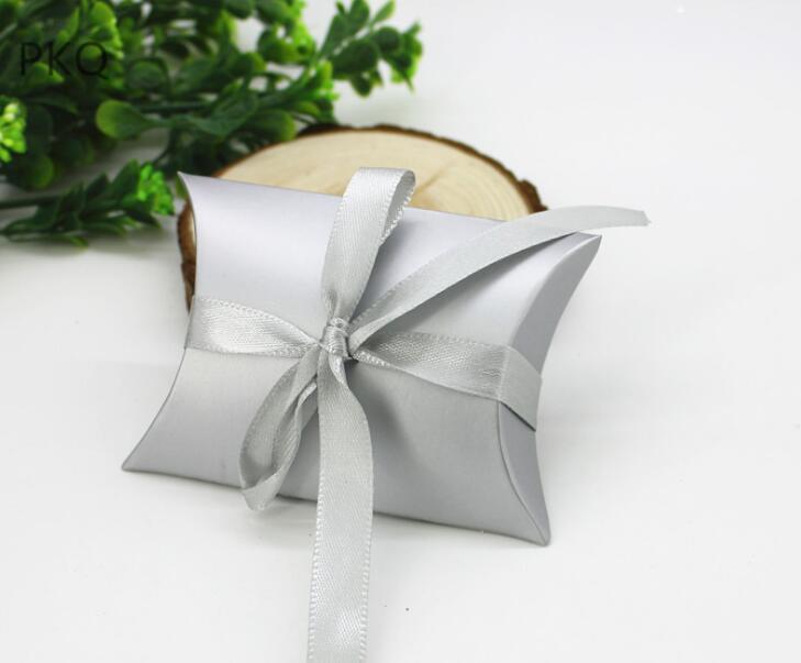 

100pcs Gold Silver Pillow Paper Box With Ribbon Wedding Candy Box Chocolate Packaging Small Party Gift1