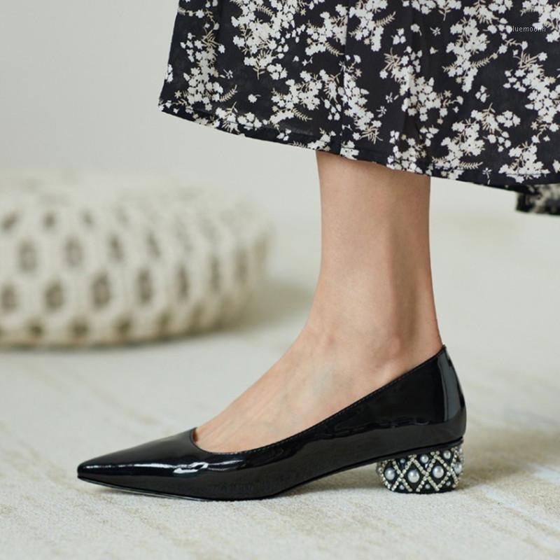

2020 New Women Shallow Pumps Pointed Toe Black Patent Leather Pearl Med Heels Chic Work Shoes Red White Crystal Wedding Shoes1