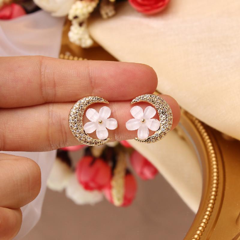 

Stud Japan Korea Design Fashion Jewelry Exquisite Copper Inlaid Zircon Moon Flower Earrings Elegant Female Daily Wild