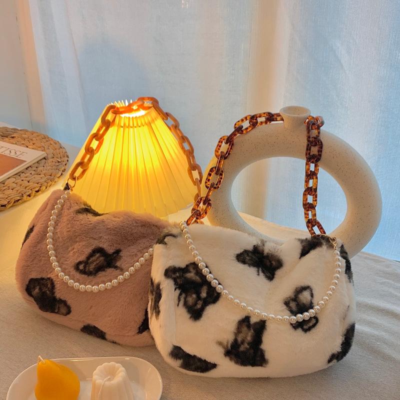 

Original Korean butterfly plush millennial hottie pearl ackle chain under the sloping handbag soft sister cute, Lotus root butterfly