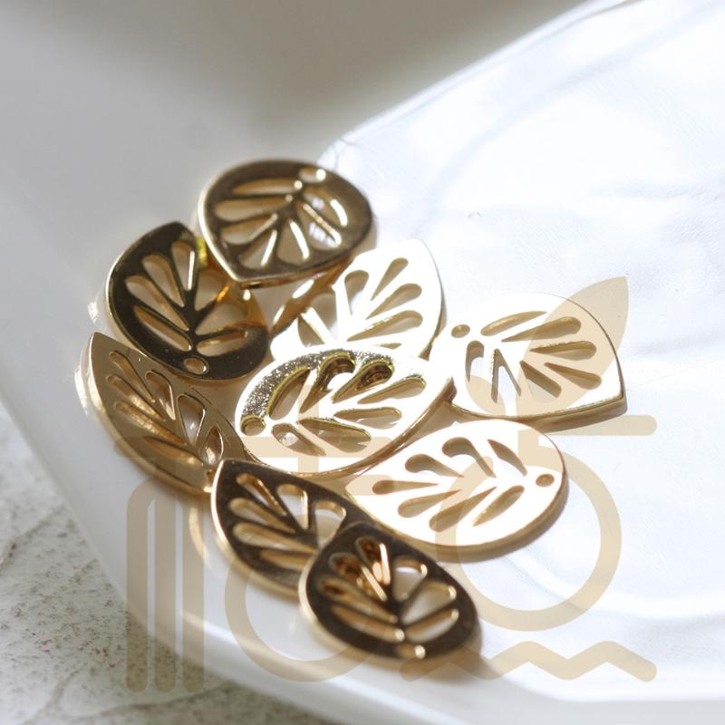 

Solid Brass Leaf Charm - 14x10mm (4326C