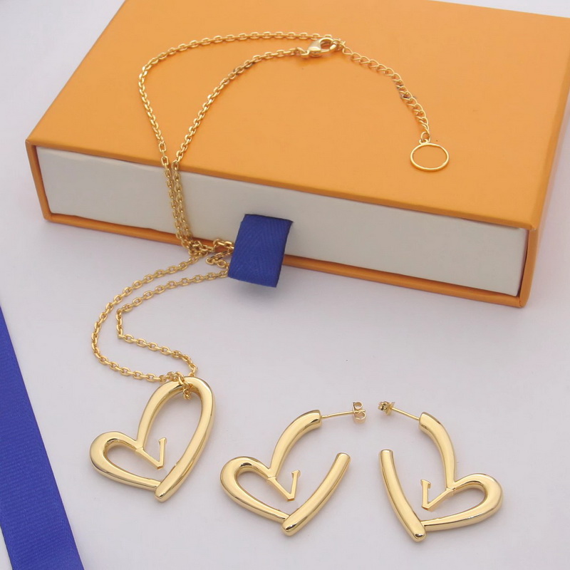 

Europe America Fashion Style Jewelry Sets Lady Women Three-colour Hardware Engraved Hollow Out V Initials Heart Charm Fall in Love Necklace Earrings M00465 M00463, No original box