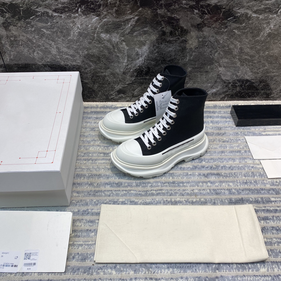 

Luxury Designer Women Men Tread Slick Boots Leather Canvas Lace-up Rubber Round Toes Platform Genuine Leathers Lining Fashion Top Quality, Color 8