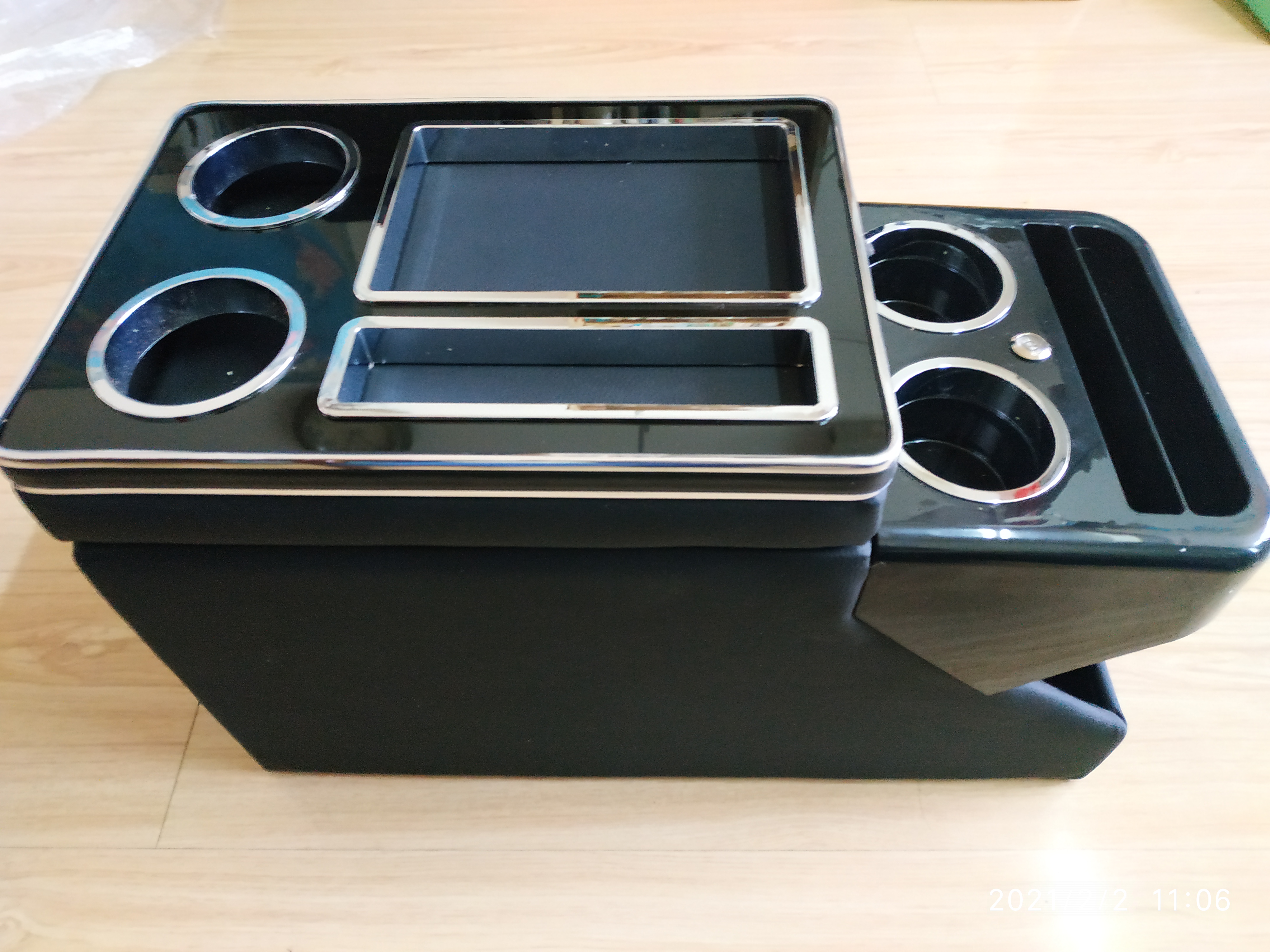 Boîte de console de voiture multifonctionnelle de haute qualité, boîte de rangement des accoudoirs avec USB, porte-gobelet, lampe d'atmosphère LE