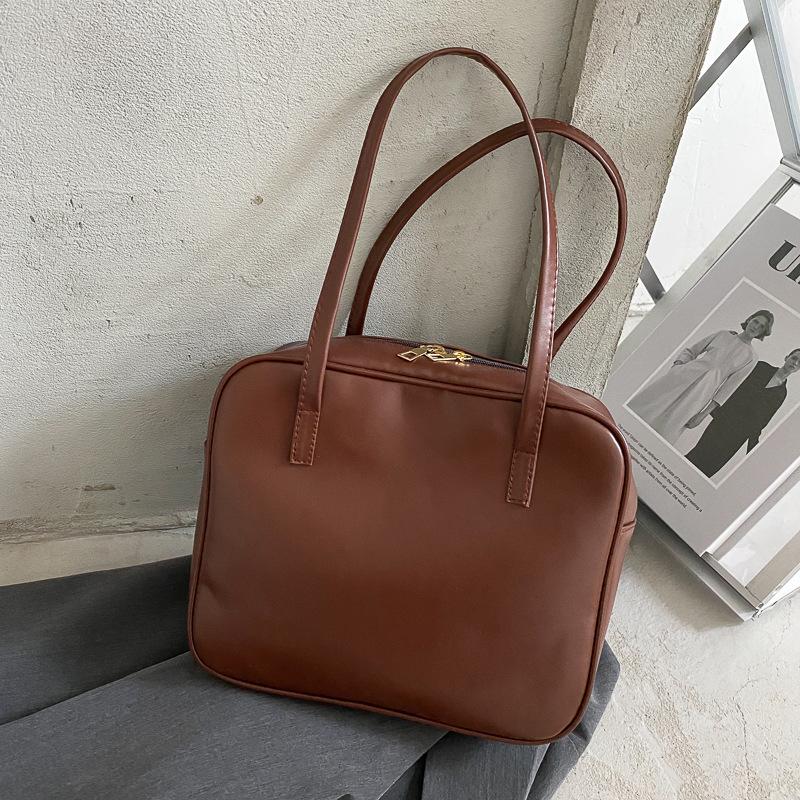 

Large capacity underarm bag female