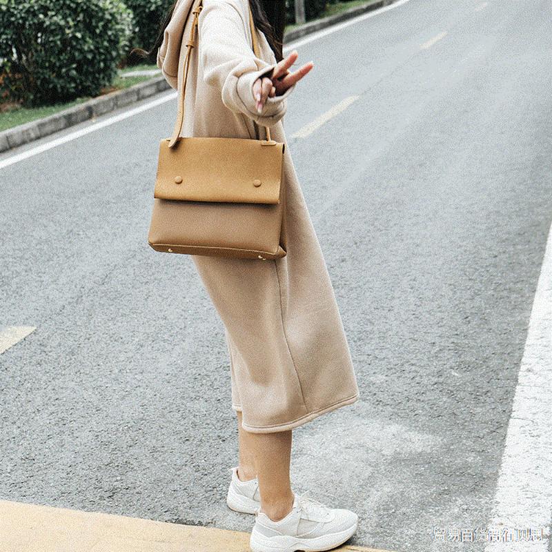 

2021 Korean version of the large bag female large-capacity simple student messenger bag Japanese commuter shoulder, Dark brown