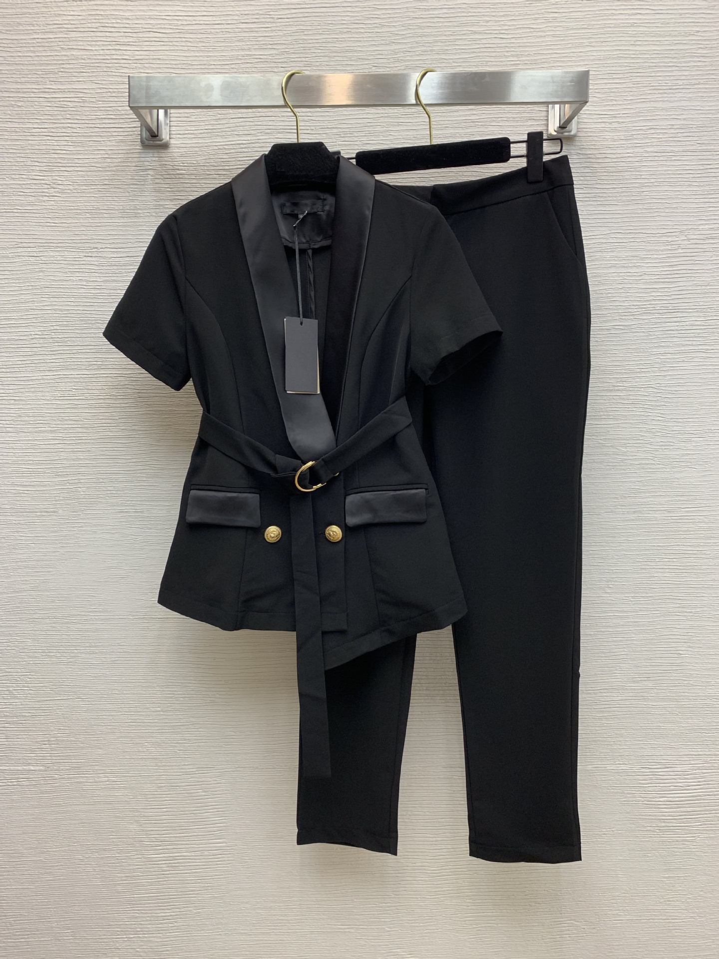

New lion head double row gold buckle belt waist V-neck short sleeve suit top + Capris suit, Black