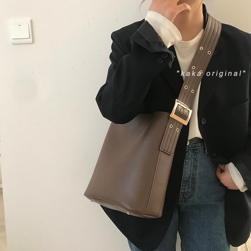 

Vintage PU Leather Women Messenger Bags Simple Design Solid Color Ladies Shoulder Bag Large Capacity Female Bucket Purse Handbag, Coffee
