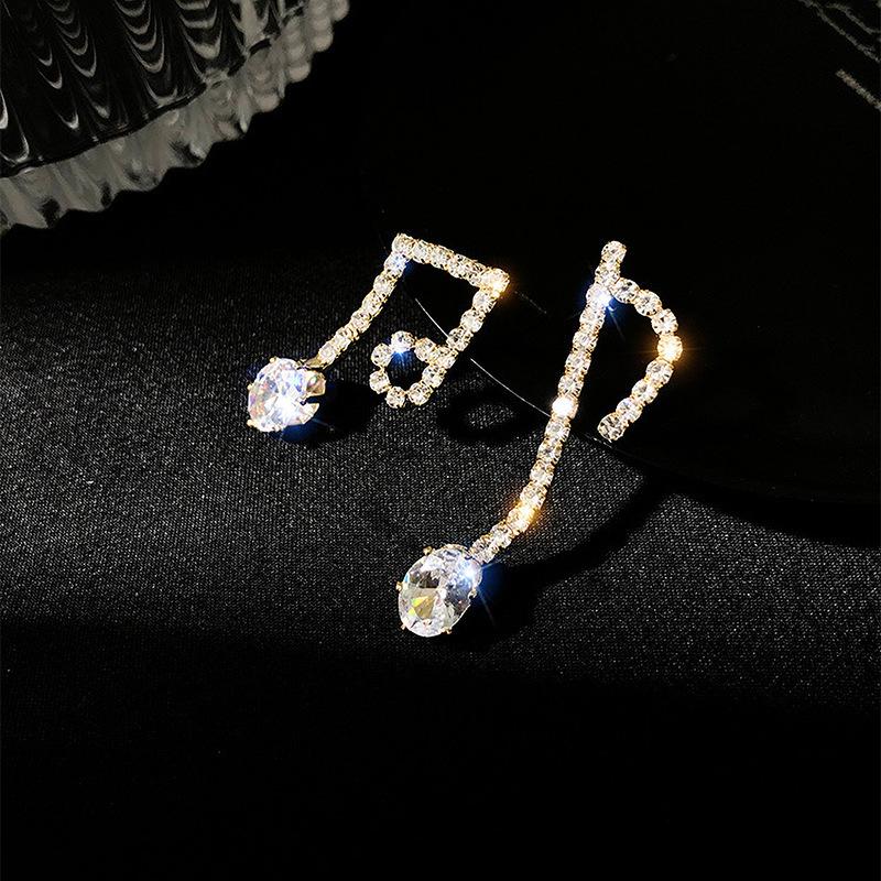 

2021 New Dominated fine crystal Irregular Modelling design Drop earrings Korean asymmetric Classic Women earrings