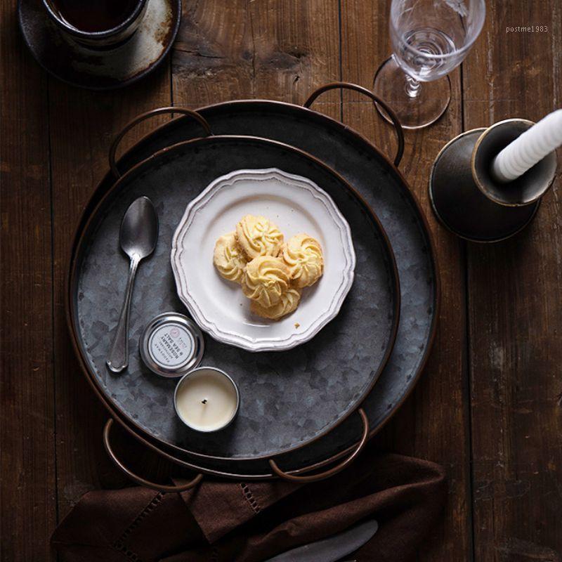 

Metal Vintage Bread Tray European Round Iron Tray Plate With Handle Home Decoration Garden Restaurant Table Decoration 20201