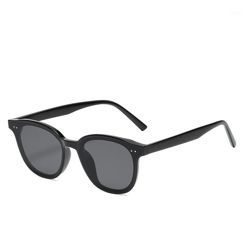 

Sunglasses DAVE Retro Square Women Men Rivet Small Frame Sun Glasses Female Shade Vinatge Black Eyewear UV4001