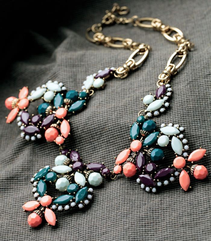 

Luxury Statement Flowers Gold Color Necklace Vintage Acrylic Resin Necklace For Sweater Chains Fashion Jewelry Accessory