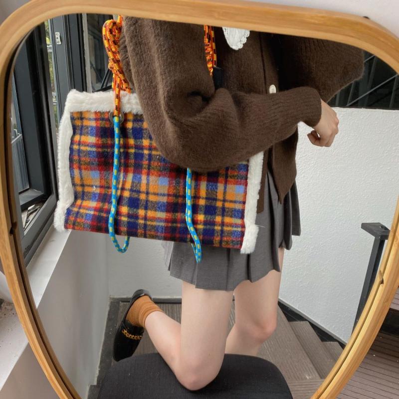 

Kikiyes2021 autumn and winter new niche design imitation lamb wool plaid knot woven shoulder strap tote bag women, Color woolen small