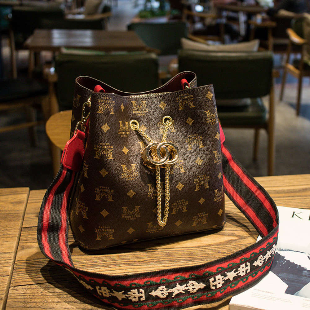 

Luxurys designers 2021 new leather Women's fashion bucket One Shoulder Messenger Handbag chain printed bag, Coffee with red