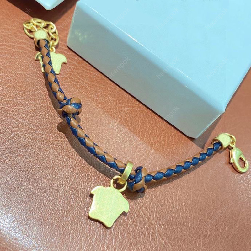 

Designer Leather Bracelet Men Women Luxury Cowhide Bracelets For Mens Jewelry Pendant Chain Bracelets V Brands High Quality New 22010602R