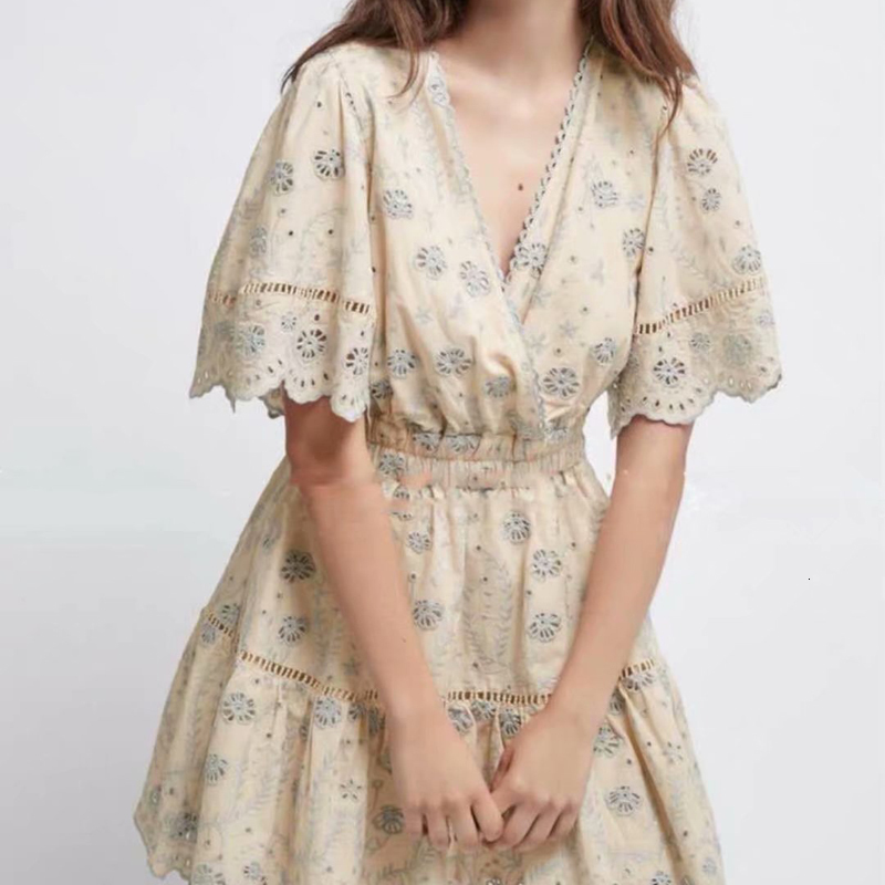 

Ethnic Portrait Embroidered Sexy Flowers Neckline in Hollow Short Tempered Mini Dress of High Quality Women's Clothes Nfdr, Haji