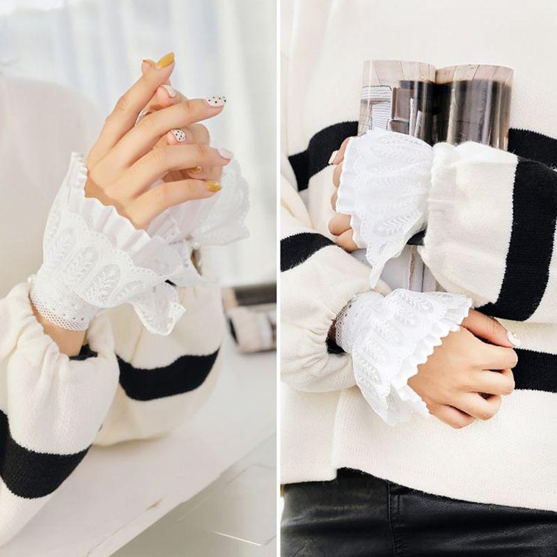 

Five Fingers Gloves 2021 Literary Fresh Women Floral Lace Horn Cuff Imitation Pearl Button Fake Sleeve