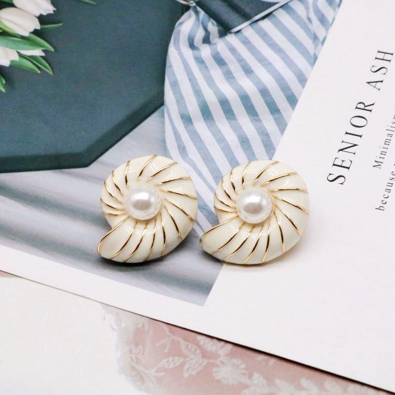 

White Enamel Cute Pearls Stud Earring1