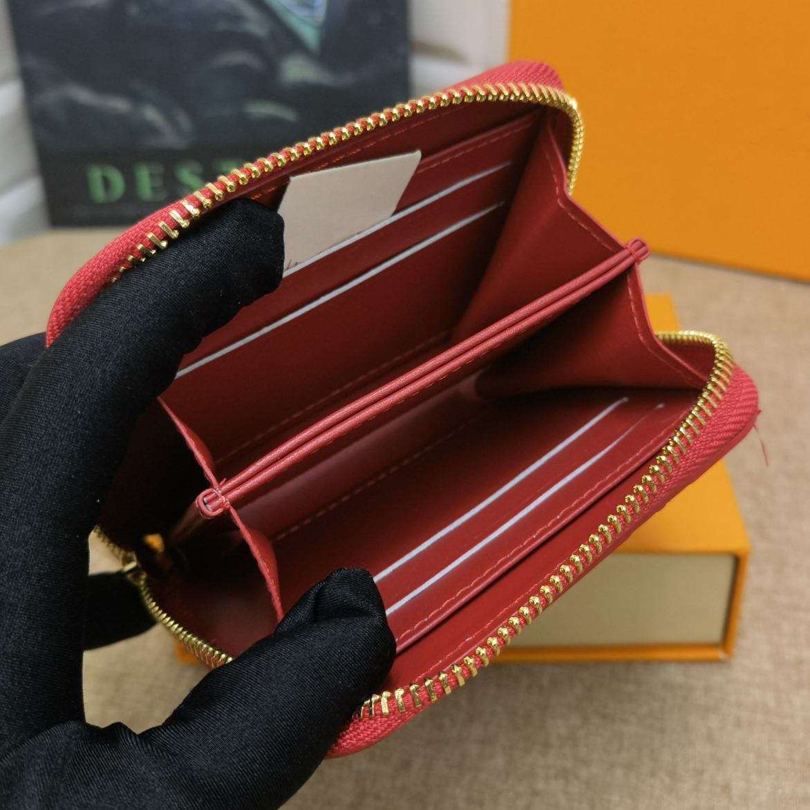 

Wholesale Patent Leather Short Square Wallets Fashion High Quality Shiny Leather Card Holder Coin Purse Designer Wallet Classic Zipper Pocket, Do not buy