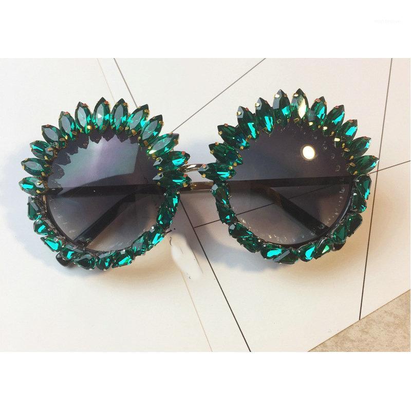 

MINCL/ New fashion round flower sunglasses 2020 Luxury pearl diamond Sunglasses woman hand made with box FML1