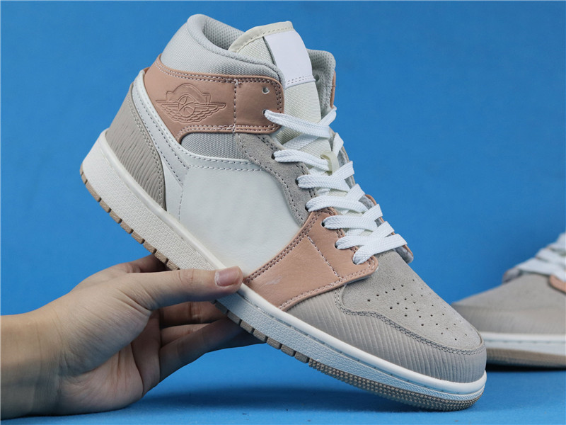 

Latest Basketball Shoes Jumpman 1 Mid Milan CV3044-100 SAIL LIGHT BONE STRING SHIMMER Men High Top Shoes Women S Trainers High Top Sneakers