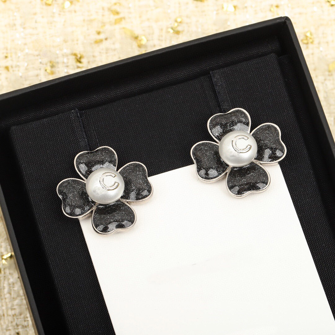 

2022 Luxury quality charm dangle flower shape stud earring with black color and white shell for women wedding jewelry gift have box stamp PS4243
