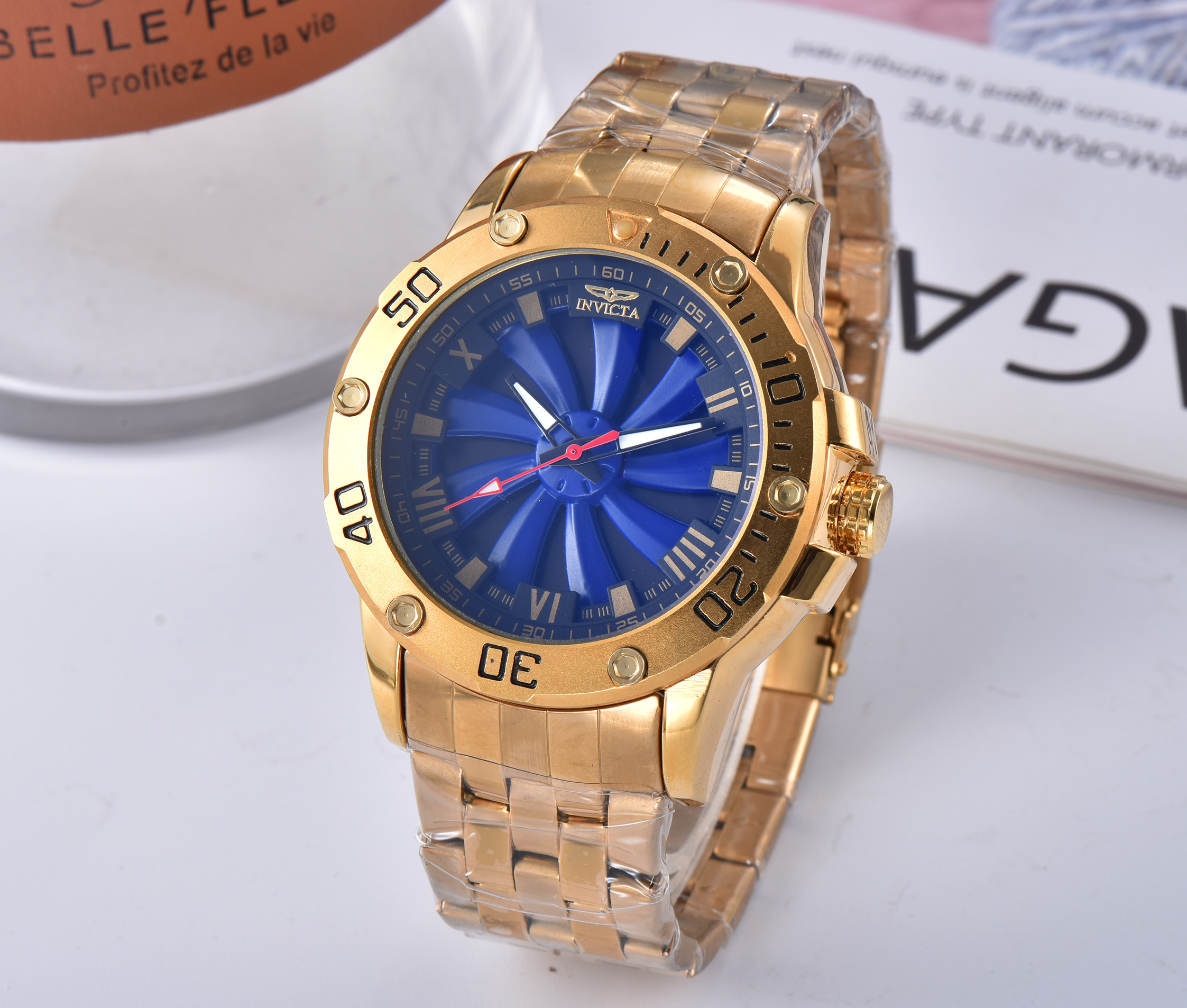 

Hot Selling INVICTAS Sports Casual Calendar Men's Quartz Watch DZ7333 Dial Rotatable Steel Belt Folding Buckle, Slivery;brown