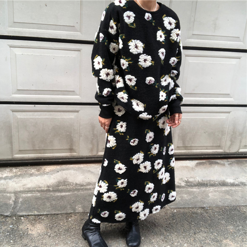 

2021 New Female Vintage 2 Pieces Define Black Solid Decorating Flowers Oversized Neck Tops Length the Line Skirts Suits 9TIM