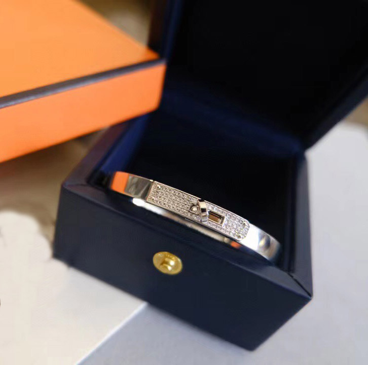 2025 Bracelet de bande punk de charme de qualité de luxe avec diamant en deux couleurs plaquée conception de fermoir pour les femmes bijoux de ma