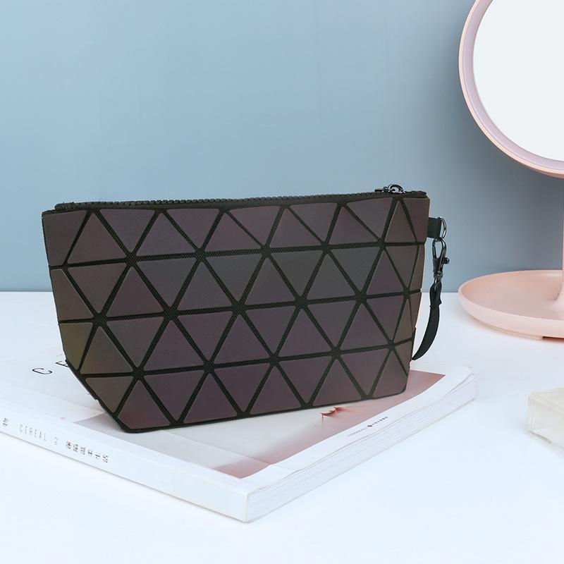 

Fashion Makeup Pouch Luminous PU Plaid Cosmetic Bag Kosmetyczka Organizer Bag Makeup Travel Organizer Make Up Bolsa1