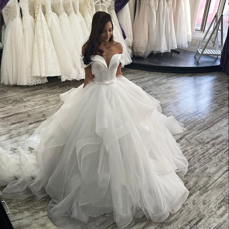 

Off the Shoulder Ball Gown Wedding Dresses with Sash Ruffles Court Train Lace Up Back Organza Plus Size Bridal Gowns Vestido De Noiva, White