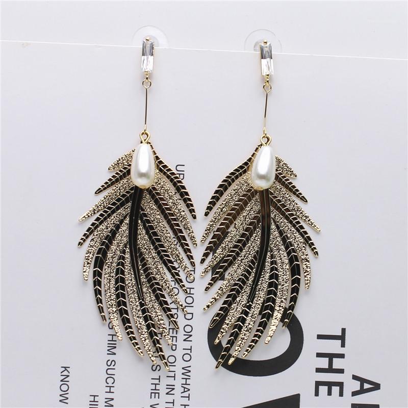 

2020 Hot Sale Elegant Jewelry Metal Leaf Metal drop Earrings White Crystal Pearl Earrings Statement earring for woman1