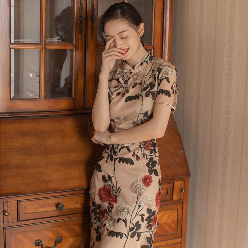 

Video Skin Color Red Foral Embriodered Slim-fit Retro Cheongsam Short Sleeve Midi Dress