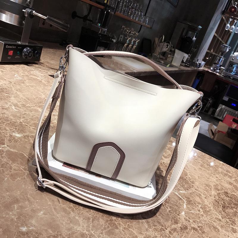 

Free shipping 2021 new messenger bag handbag shoulder bag simple fashion bucket big trend wild lady handbag purse, Black