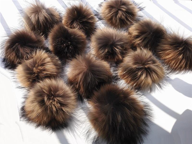 

Wholesale Cheap 100pcs/lot Real Fur pompom Balls For knitted Hats Fur Hats 14cm Genuine Balls For Beanies Skullies Caps1