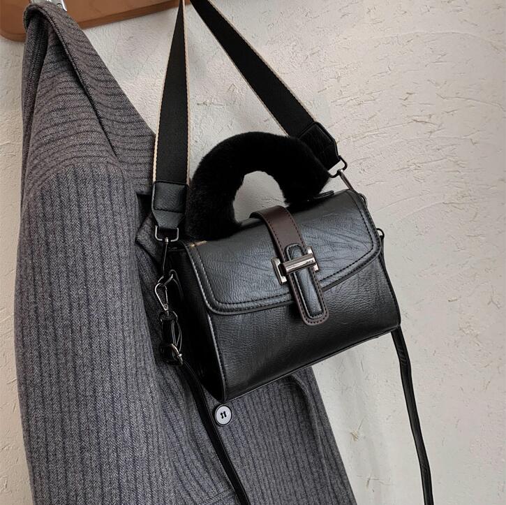 

Factory wholesale women handbag winter new solid color leather handbag retro leather shoulder bags street trend simple leather messenger bag, Black;red