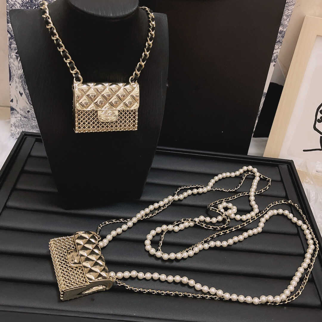 

2021 New Trend Famous Brand Vintage Luxury Jewelry Necklaces for Women Europe Copper Leather Sweater Chain Bags Design c Stamp