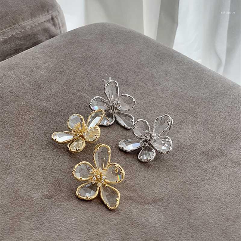 

HUANZHI 2020 New Fashion 925S Ladies Crystal Snowflake Splinter Stud Earrings For Women Wedding Jewelry Earrings Wholesale Gift1