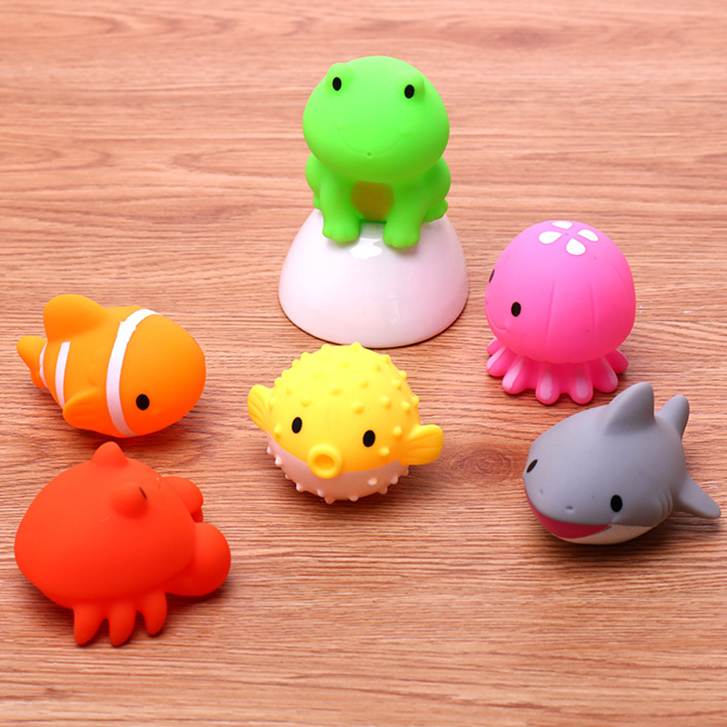 

8 Pcs Marine Small Animal Squeezing Children's Water Toys Water Spray Silicone Doll Baby Bathroom Bath Toys Student Gift LJ201019