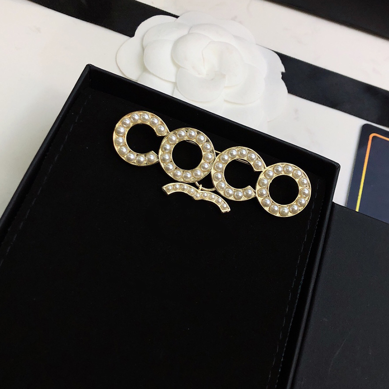 

Designer Brooches Classic Letter Logo High Quality Glass Pearl Coco Letters Shape Brooch Luxury Jewelry Wholesale L-C3, Gray