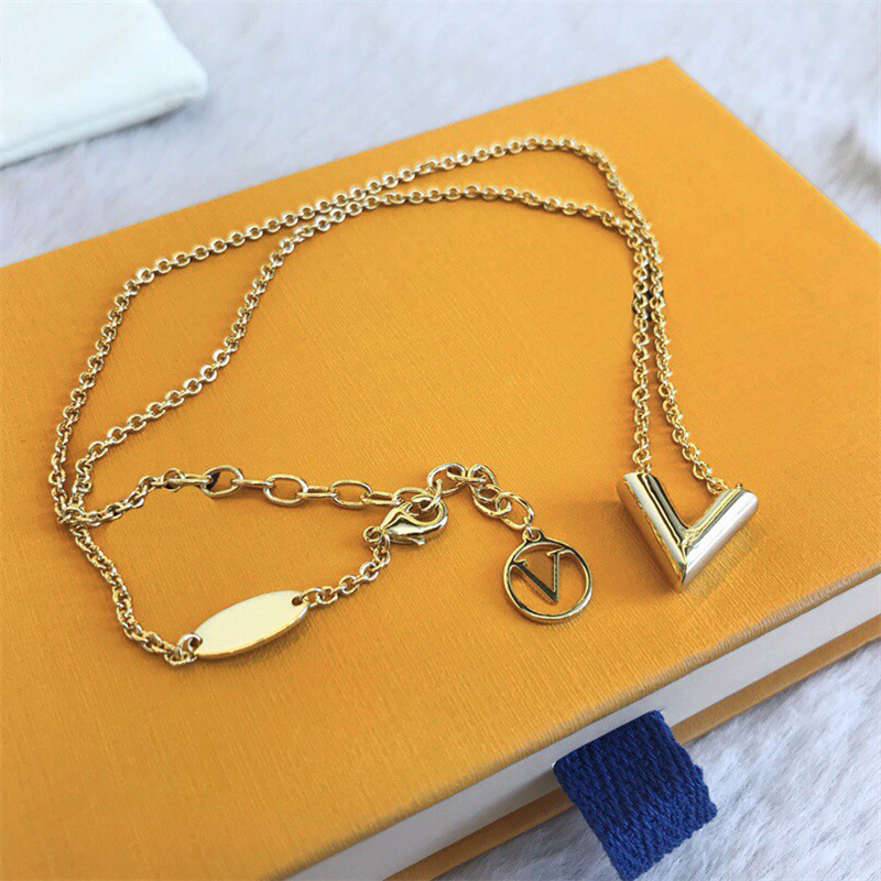 

Designer Gold Necklace Womens Classic Letters Pendant Necklaces Luxury Jewelry Necklaces Fashion Brand Hoop Earring For Women