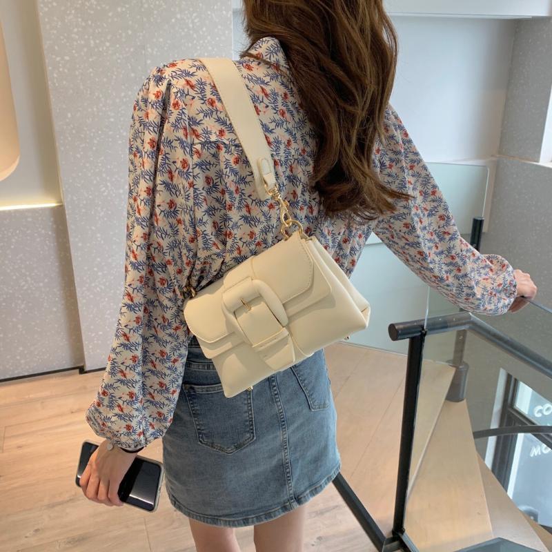 

Juanjuan Shangxin] CR retro cream bag with wide shoulder strap and one shoulder slant across bag, Black