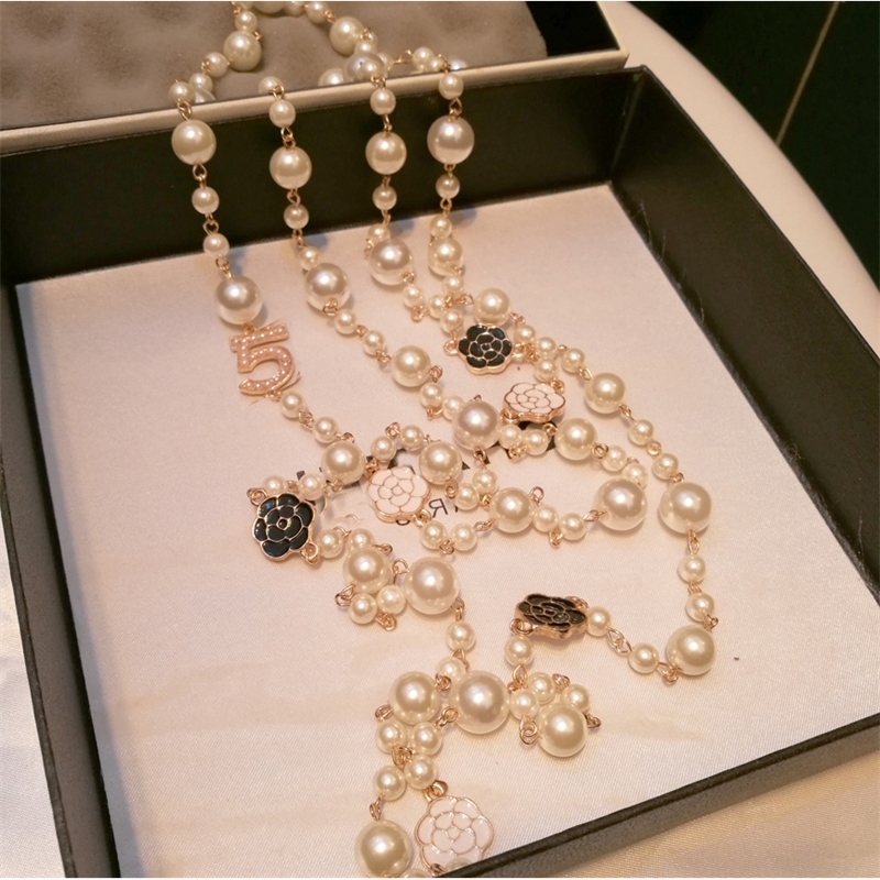 

Single & Layers Simulated-Pears Beads Camellia Flower Necklace Crystal Pave Flower Camelia Collres womans jewelry luxury Y200730, Silver