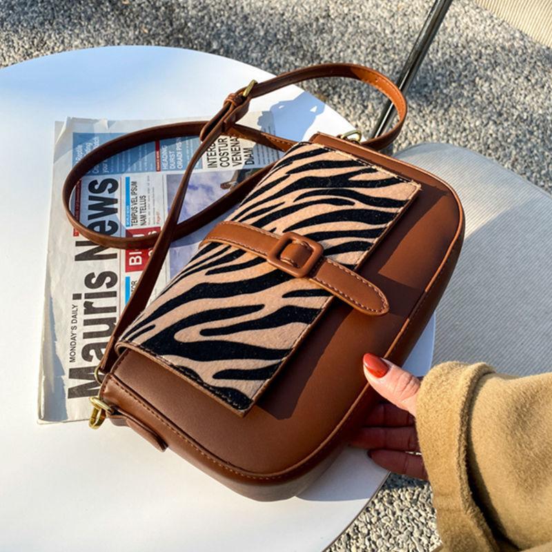 

New Texture Women's Small Hangbag 2021 New Fashion Zebra Bodycross Bag Women Messenger Square Bag Ladies Gift, Black-1