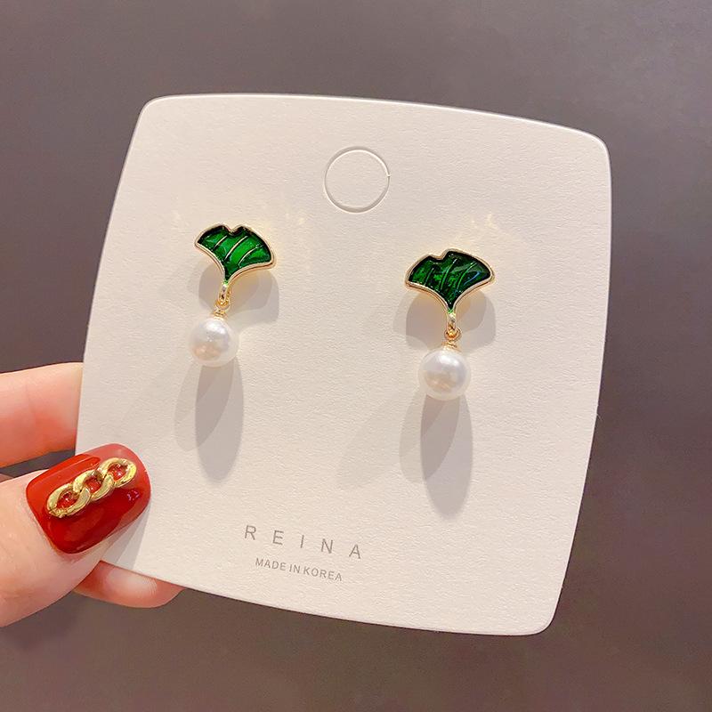 

LS of simple short fan green Pearl earrings Joker temperament earrings female leaf