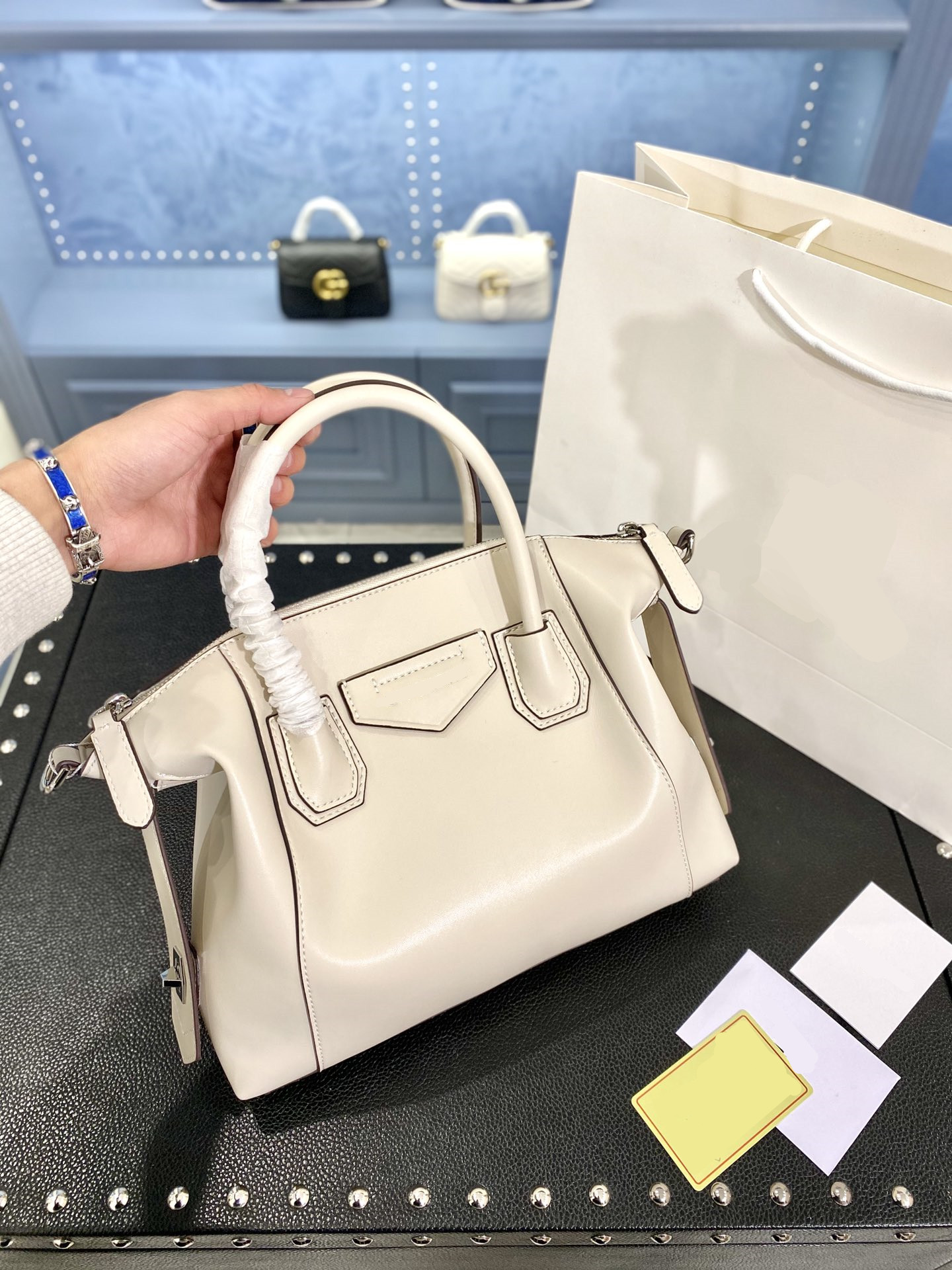 

2021 New Classic calfskin handbag Fashion temperament Lady's handbag multicolor optional size 31*26cm, Black