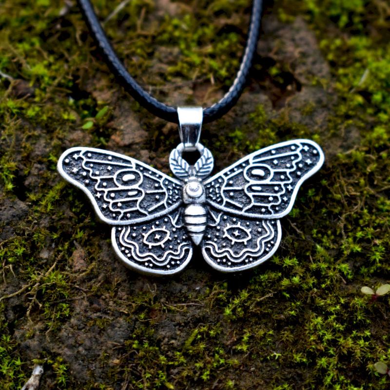 

1pcs vintage moth necklace
