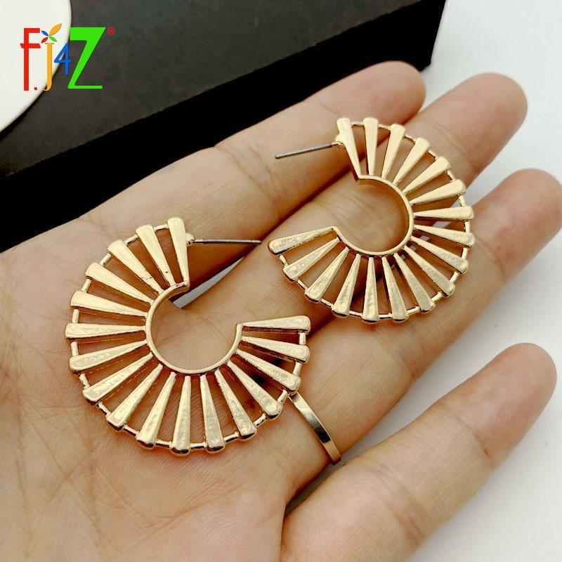 

F.J4Z New Women Hoop Earrings Trendy Golden Hollow Alloy C Earrings Ladies Geo Ear Hoops Brincos Bijoux dropship1
